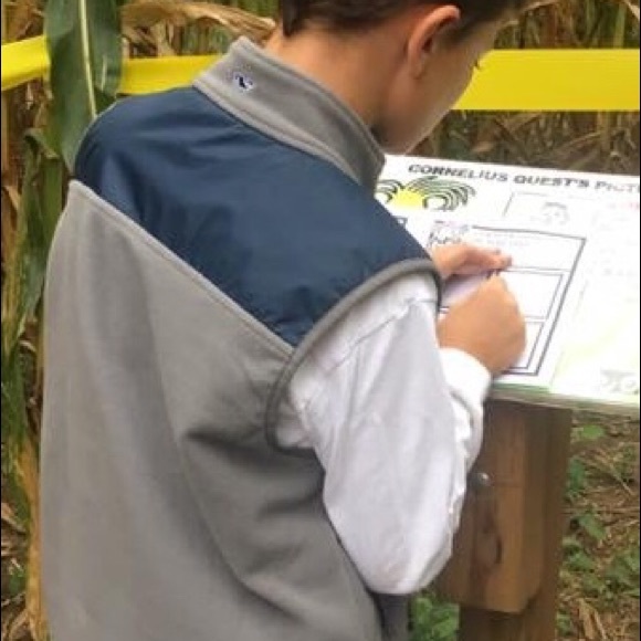 Boys Vineyard Vines vest.  Size 12/14 - Picture 5 of 5